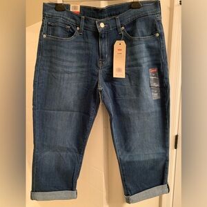 Women’s Levi stretch denim Capri jeans with tags